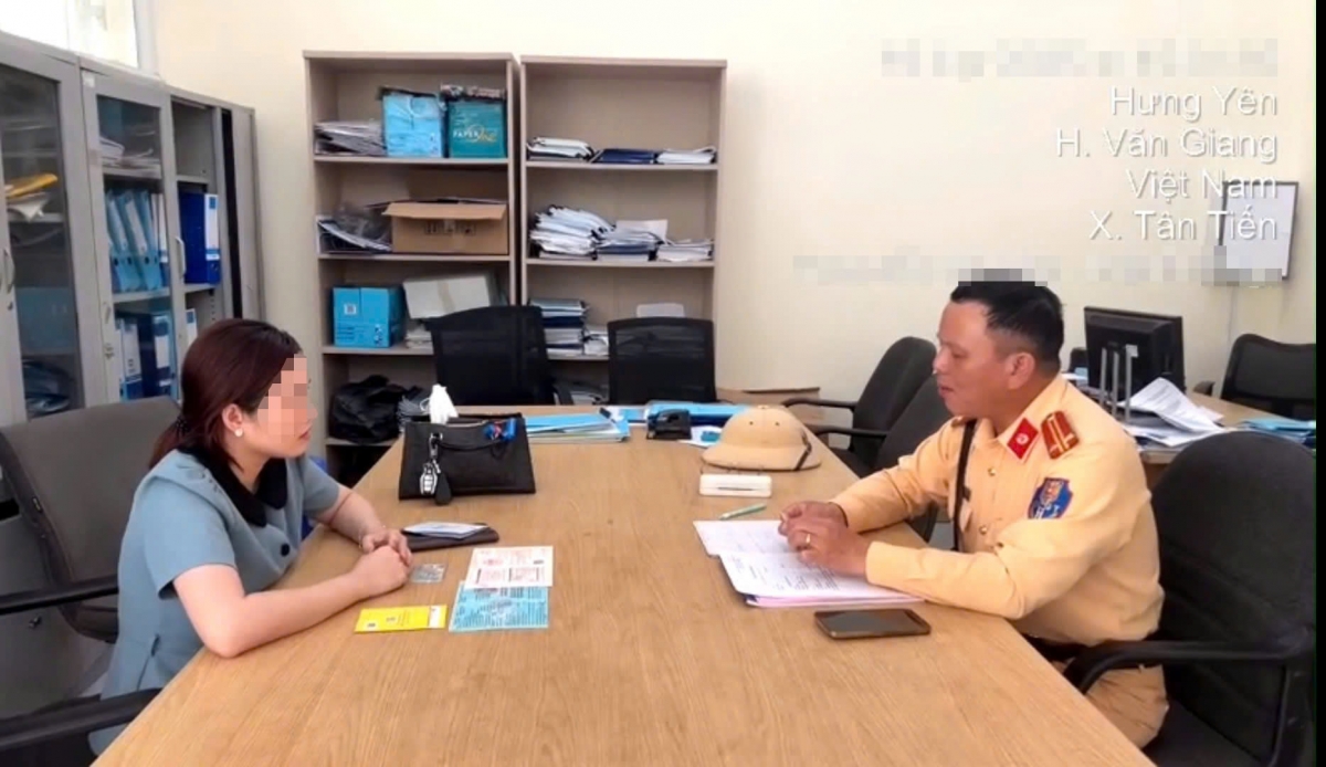 Đội Cảnh sát giao thông đường bộ cao tốc số 2 (Cục Cảnh sát giao thông) lập biên bản xử phạt nữ tài xế lái ô tô ngược chiều trên cao tốc Hà Nội - Hải Phòng