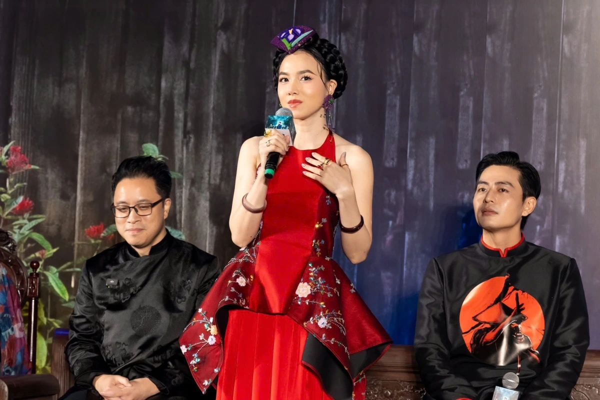 Diễn viên - nhà sản xuất Đinh Ngọc Diệp chia sẻ: "Với vai trò làm vợ, tôi luôn muốn đứng phía sau để chu toàn cho gia đình và con cái. Nhưng với vai trò người làm phim, tôi hy vọng sẽ là người đứng cạnh chồng. Sẽ có những bước tiến, bước lùi nhưng chúng tôi hy vọng sẽ có thể luôn ở cạnh nhau".
