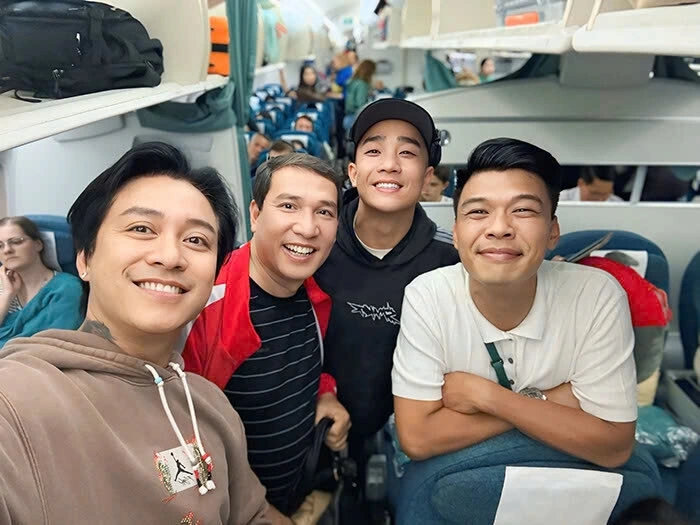 Tuấn Hưng hội ngộ Quang Thắng, Trung Ruồi và Đỗ Duy Nam trong chuyến lưu diễn ở Đức. (Nguồn: FBNV)