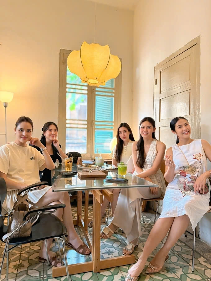 Hoa hậu Ngọc Hân, MC Mai Ngọc họp mặt, xin kinh nghiệm sinh nở từ hoa hậu Đỗ Mỹ Linh, á hậu Hoàng Anh và Thanh Tú. Ngọc Hân hiện mang thai ở tuần thứ 19 còn Mai Ngọc ở tháng cuối của thai kỳ. (Nguồn: FBNV)