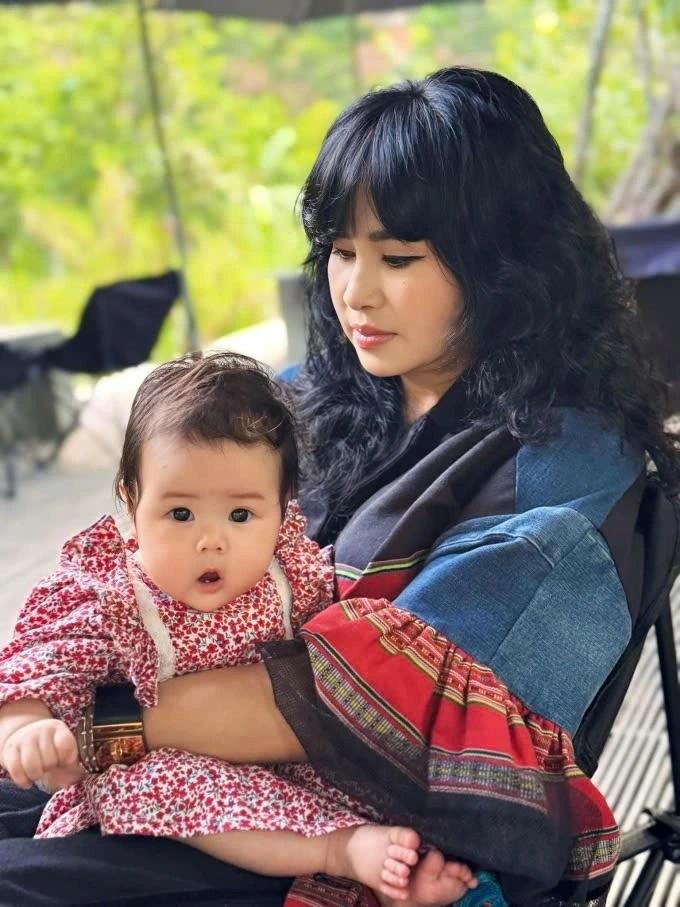 Thanh Lam thường xuyên đăng ảnh chụp cùng cháu gái Bao Bao. Ca sĩ nhận xét cháu ngoại giống hệt con gái Thiện Thanh lúc nhỏ với đôi má bánh bao bầu bĩnh, đôi mắt đen láy dễ thương. (Nguồn: FBNV)