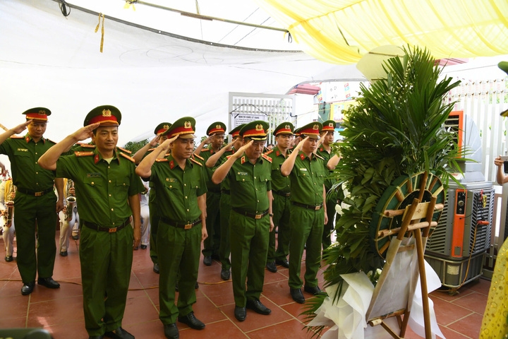 Đoàn của Cục Cảnh sát điều tra tội phạm về ma túy đến viếng Thiếu tá Nguyễn Đăng Khải