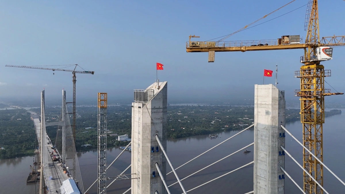 Nhiều hạng mục công trình cầu Rạch Miễu 2 thi công trong điều kiện rất khó khăn