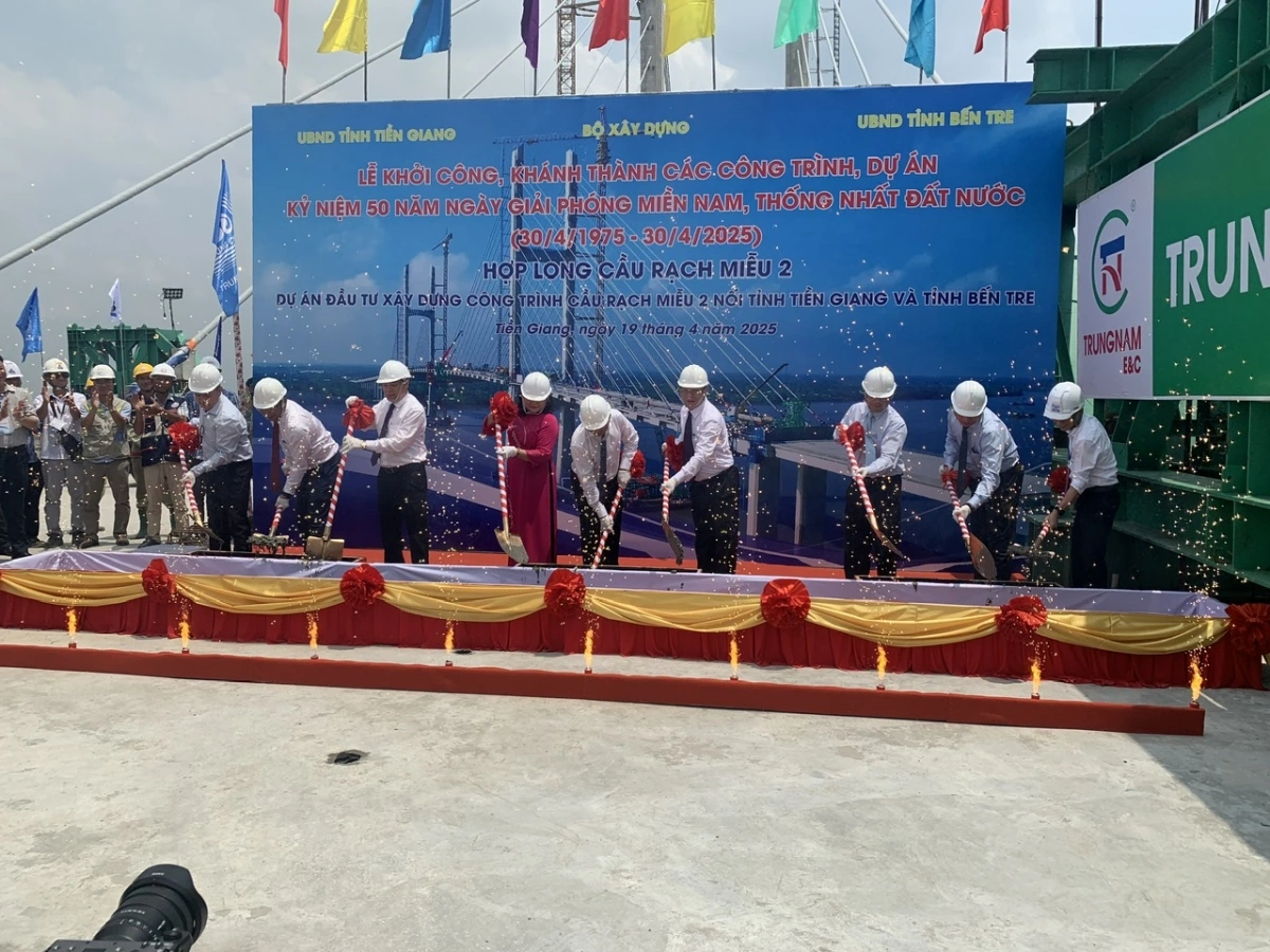 Các đại biểu thực hiện nghi thức hợp long cầu Rạch Miễu 2