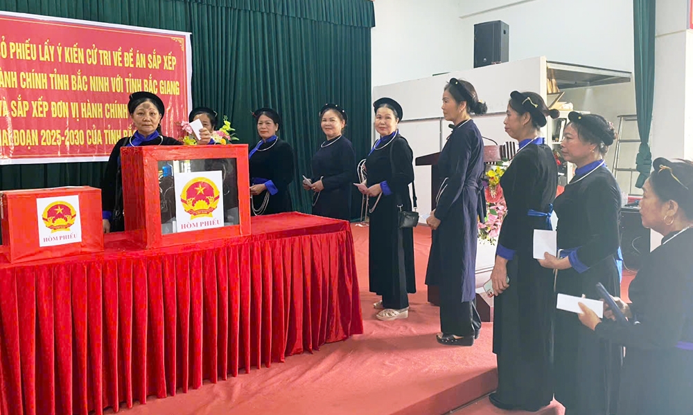 Cử tri tổ dân phố Cầu Chét, thị trấn Phì Điền (huyện Lục Ngạn) tham gia bỏ phiếu