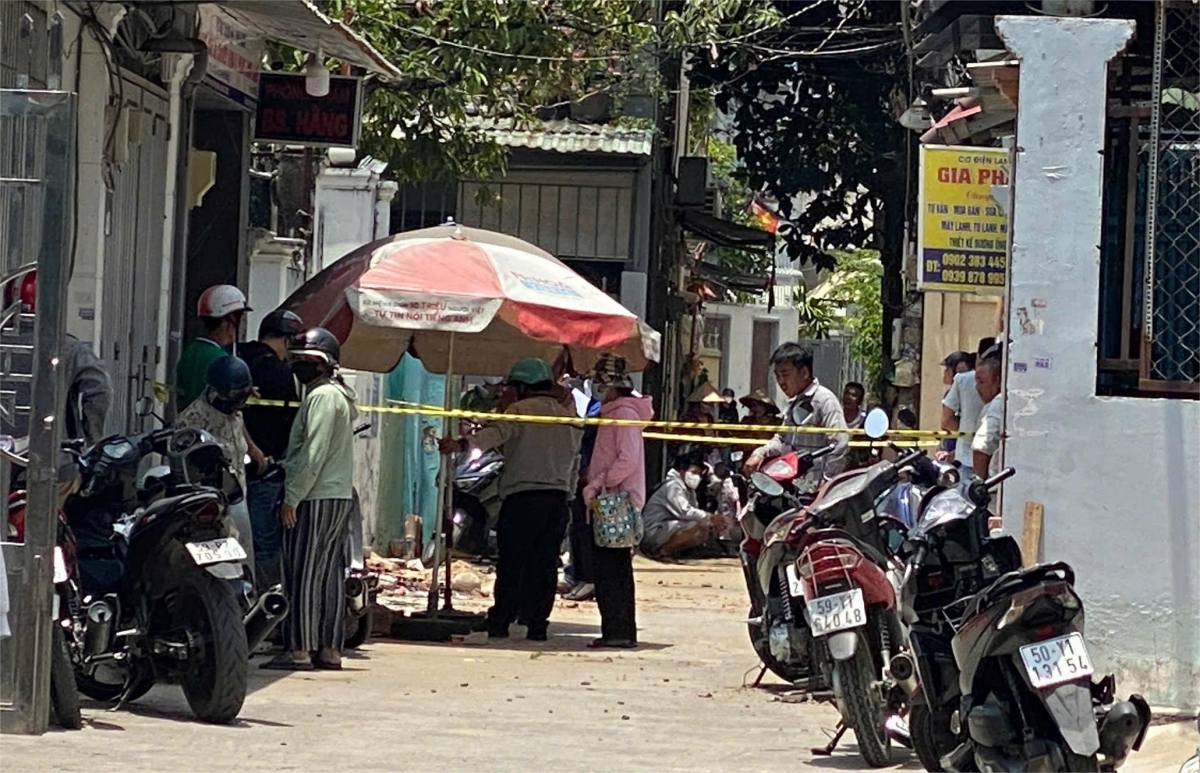 Lực lượng chức năng phong tỏa hiện trường, phối hợp điều tra nguyên nhân vụ tai nạn.