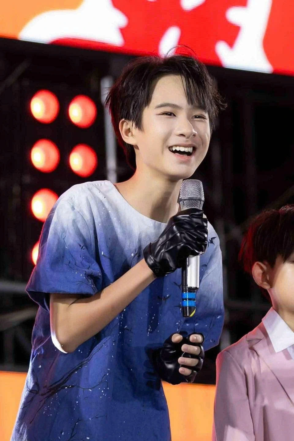 Dù mới 14 tuổi, Rio đã sở hữu chiều cao nổi bật, thừa hưởng những nét đẹp từ bố mẹ như mũi cao, khuôn mặt thon gọn. Dưới góc máy cận, cậu bé gây ấn tượng với làn da trắng sáng, sống mũi cao.