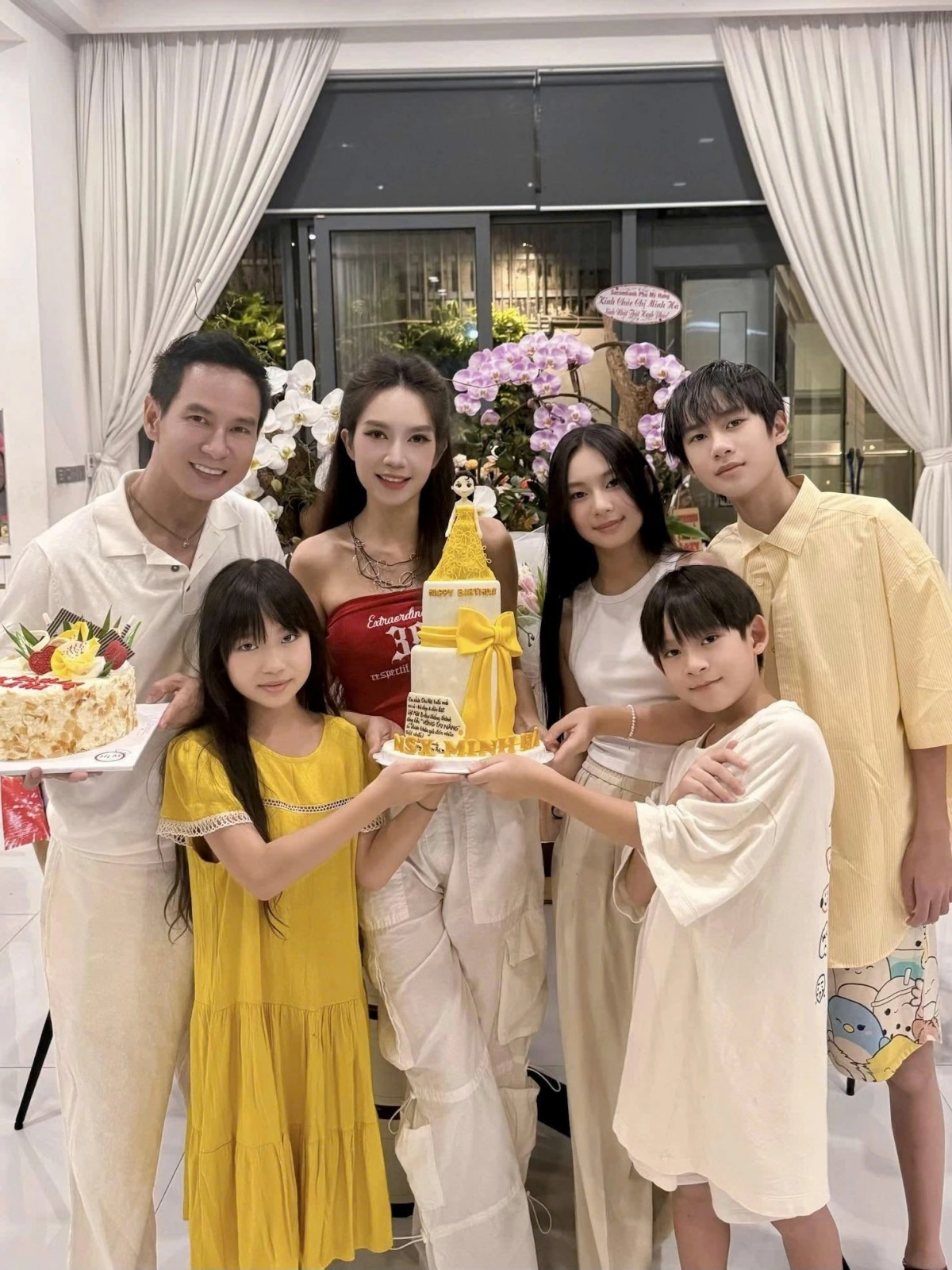 Hiện Lý Hải - Minh Hà đang bận rộn chuẩn bị cho phim Lật mặt 8 nhưng không vì thế mà cặp đôi thiếu quan tâm các con. Cặp vợ chồng thường đưa 4 bé đi du lịch, trải nghiệm những vùng đất mới, qua đó tiếp thu thêm nhiều kiến thức, kinh nghiệm trong cuộc sống. Vào mỗi dịp sinh nhật các thành viên trong gia đình, nhà Lý Hải - Minh Hà luôn tổ chức bữa tiệc ấm áp, giản dị bên nhau và thường tặng những tấm thiệp, món quà tự làm đầy ý nghĩa.