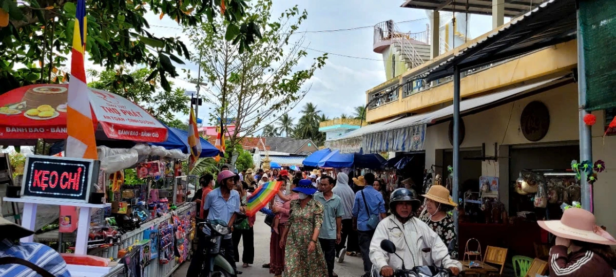 Gần đây, khu vực vào chùa Liên Hoa rất phức tạp cần sự quan tâm của các ngành chức năng để ổn định trật tự địa bàn