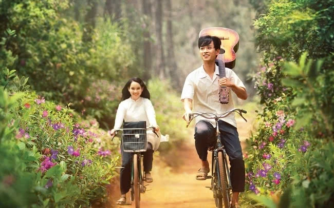 "Mắt biếc", tác phẩm điện ảnh được chuyển thể từ sách của nhà văn Nguyễn Nhật Ánh, là bộ phim đầu tiên của đạo diễn Victor Vũ cán mốc doanh thu trăm tỷ. Phim kể về mối tình thời đi học của Ngạn và Hà Lan - hai người bạn lớn lên bên nhau ở một làng quê miền Trung. Tình bạn trẻ thơ dần dần biến thành tình yêu thầm lặng của Ngạn dành cho Hà. Với doanh thu hơn 180 tỷ đồng, "Mắt biếc" trở thành một trong những phim Việt Nam có doanh thu cao nhất.