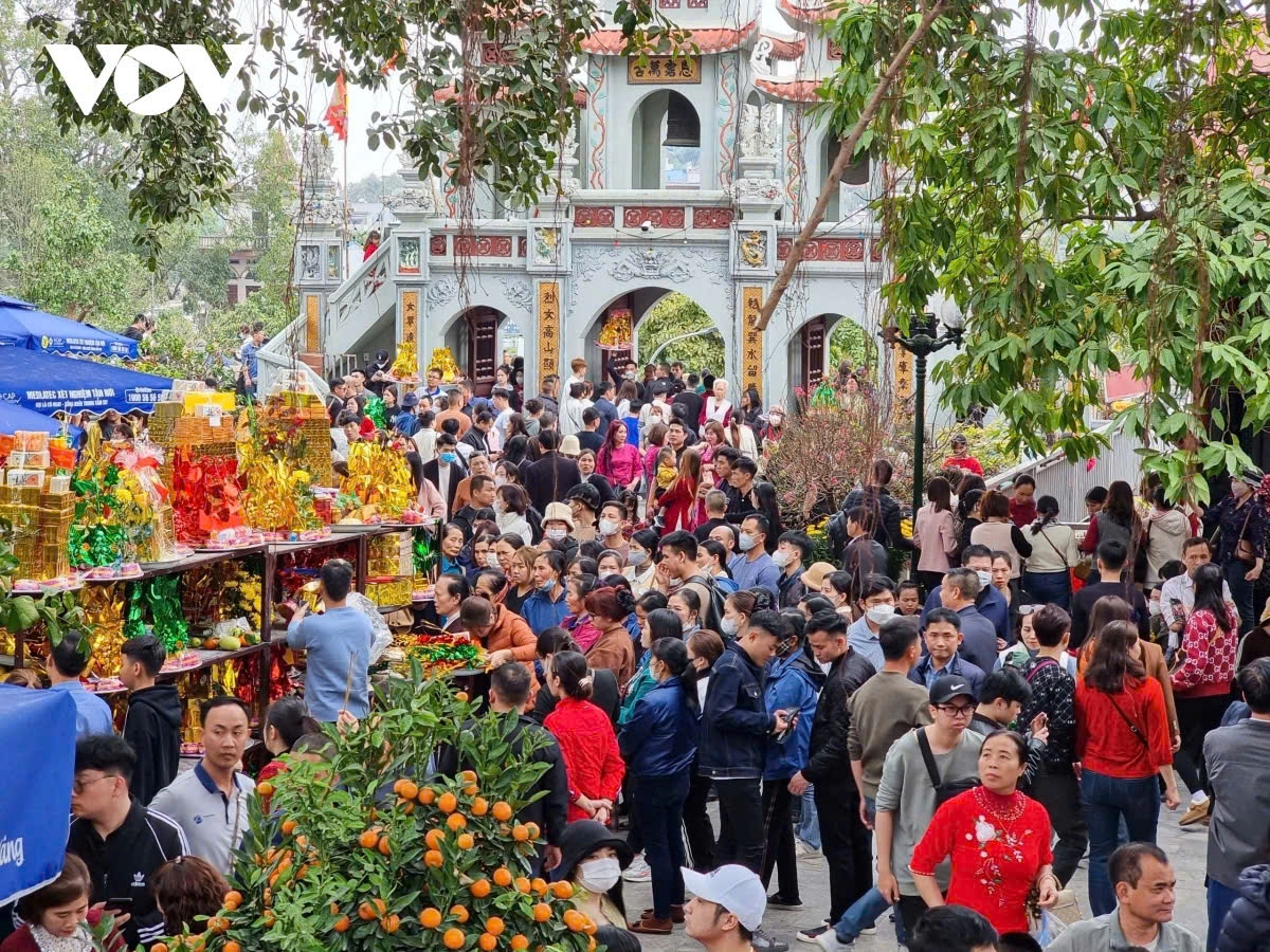 Đầu năm rất đông người dân, du khách "vay tiền, xin lộc" 
