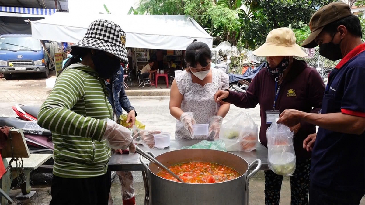 Những người ở nhà trọ 0 đồng cùng nhau nấu cơm, cháo từ thiện cho thân nhân bệnh nhân