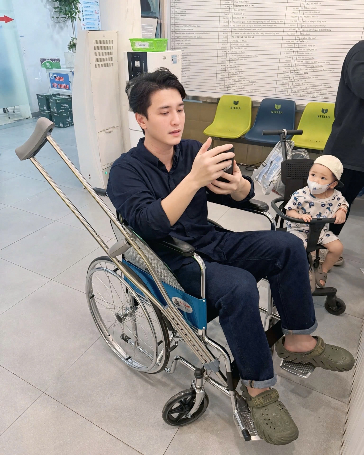 Bà xã Bạch Lan Phương tiết lộ Huỳnh Anh phải ngồi xe lăn và chống nạng vì gặp chấn thương khi chơi pickleball. (Nguồn: FBNV)