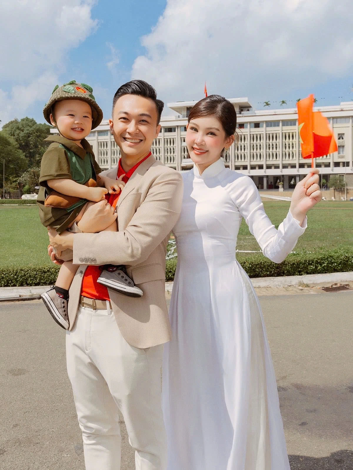 Con trai hoa hậu Lê Âu Ngân Anh hóa bộ đội nhí chụp hình cùng bố mẹ tại Dinh Độc Lập. (Nguồn: FBNV)