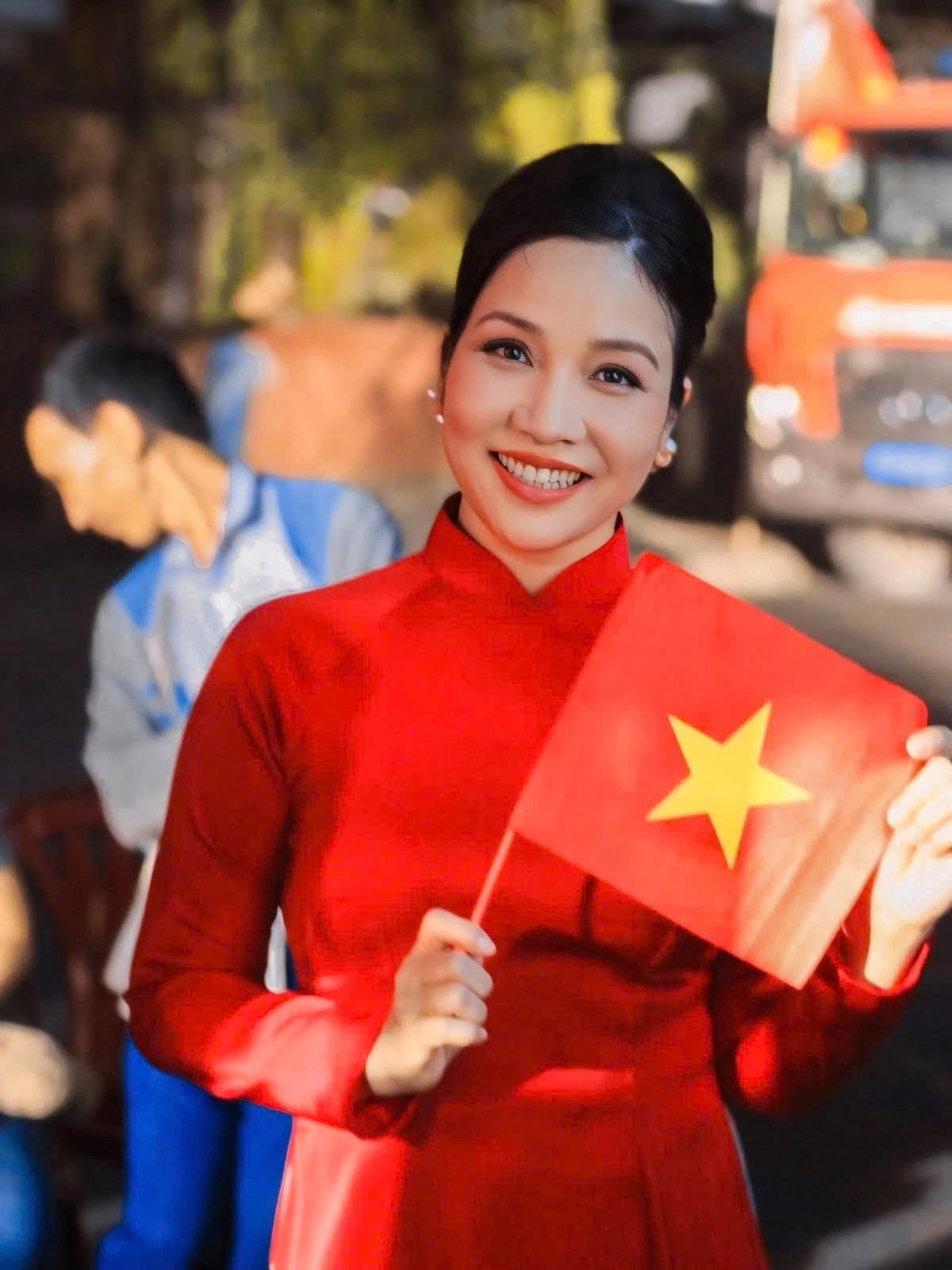 Mỹ Linh có buổi biểu diễn đầy cảm xúc tại Long Xuyên, thể hiện mạnh mẽ tinh thần yêu nước. (Nguồn: FBNV)