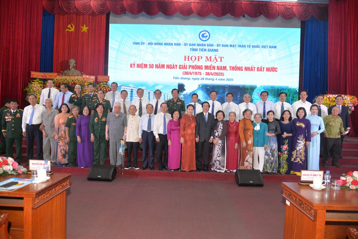 Các đại biểu chụp ảnh lưu niệm