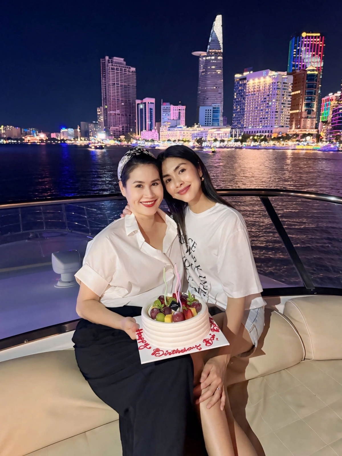Tăng Thanh Hà cùng nhóm bạn thân tổ chức tiệc sinh nhật cho diễn viên Thân Thúy Hà trên du thuyền.