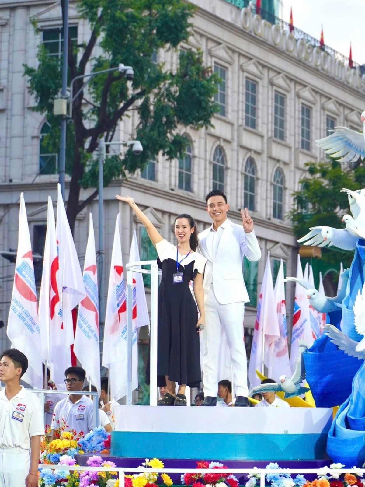 Võ Hạ Trâm và Đông Hùng tham gia buổi tổng duyệt chương trình nghệ thuật chào mừng 50 năm thống nhất đất nước tại Dinh Độc Lập.