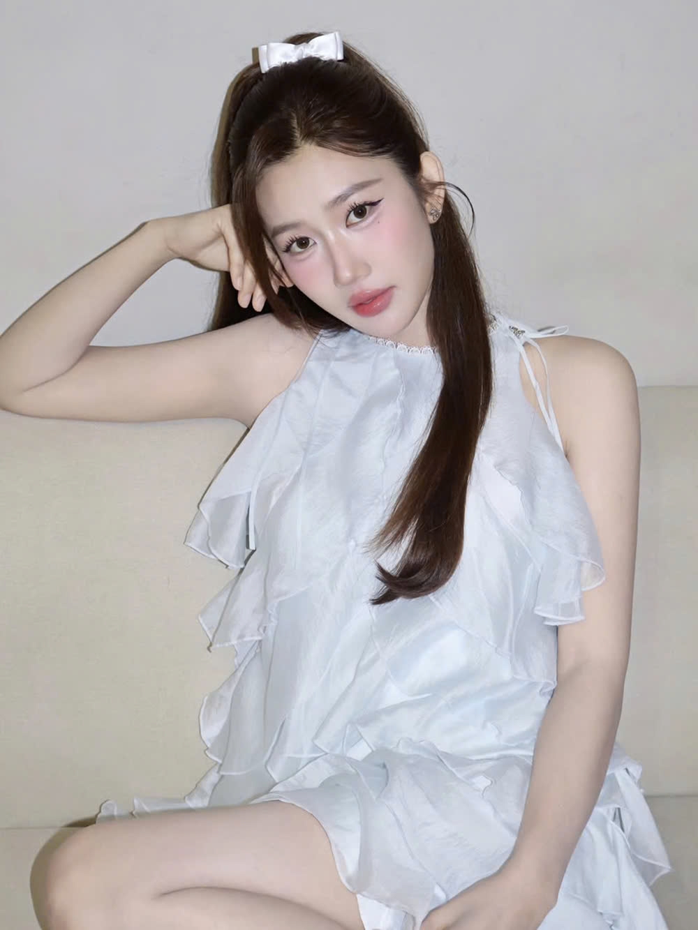 "Lâu quá không chụp hình xinh nên sợ mọi người quên mất mình cũng có lúc xinh", Thuý Ngân viết.