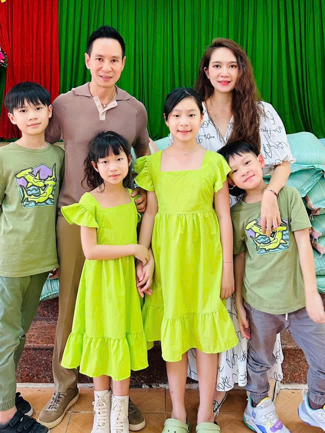 Lý Hải chia sẻ: "Trừ những lúc bận làm phim, tôi dành nhiều thời gian cho gia đình. Tôi cũng làm việc theo lịch học của các con. Khi các con đi học thì mình làm việc, các con đi học về là mình phải ngưng ngay để dành thời gian chơi với các con. Đến lúc các con đi ngủ, mình làm việc tiếp hoặc học bằng cách đêm nào cũng phải xem một bộ phim điện ảnh".