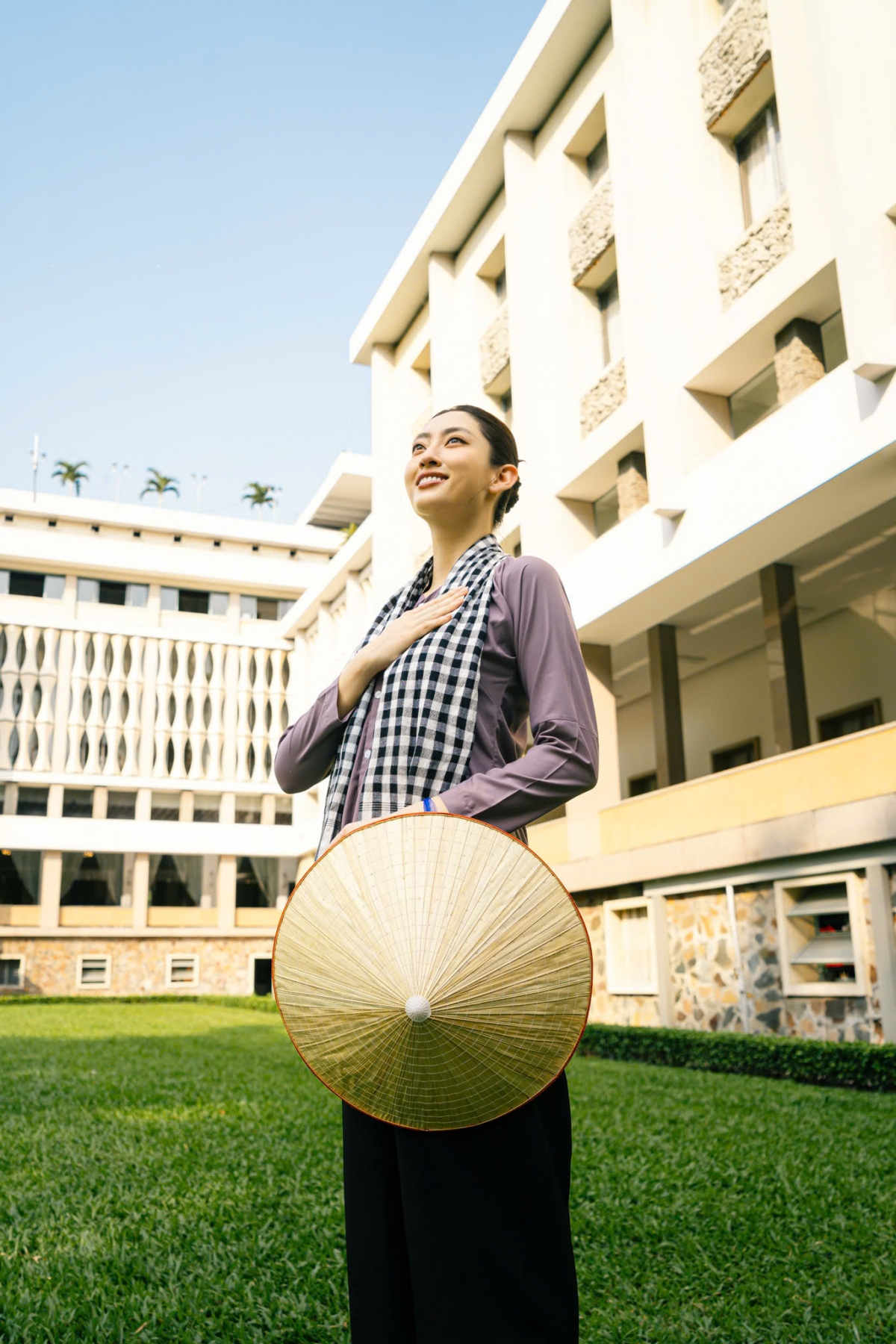 Vượt lên mọi khuôn khổ thời trang, áo bà ba trở thành chứng nhân sống cho tinh thần kiên cường, bền bỉ. Lương Thùy Linh chia sẻ. "Trong tà áo ấy là bóng dáng của những người mẹ cõng con chạy bom, của những cô gái đưa thư, tải đạn, nuôi giấu cán bộ giữa vùng địch kiểm soát".