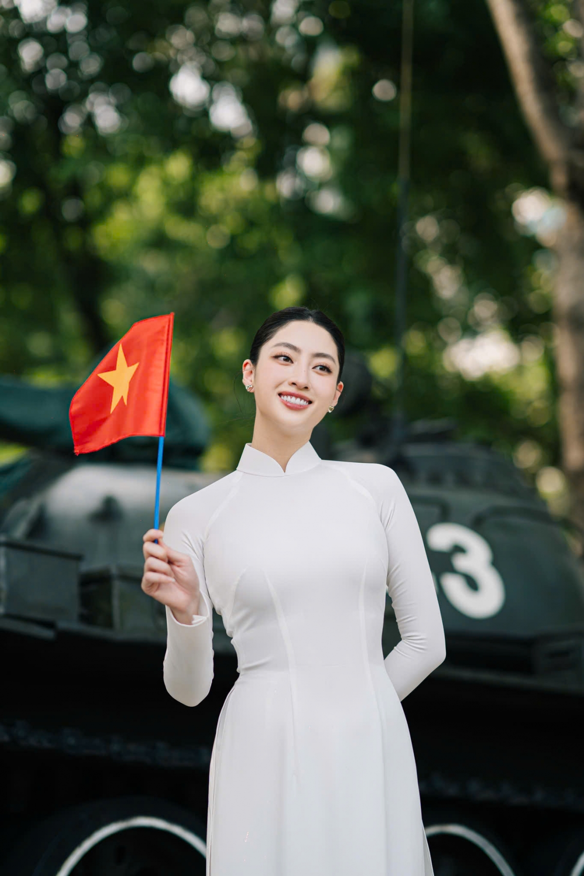 Kỷ niệm 50 năm ngày đất nước thống nhất, bộ ảnh của Lương Thùy Linh là lời nhắc nhở đầy xúc động: "Chúng ta hôm nay đang được sống trong hòa bình, là nhờ bao người đã sống, đã chiến đấu và có khi là ngã xuống trong những tà áo giản dị như thế".