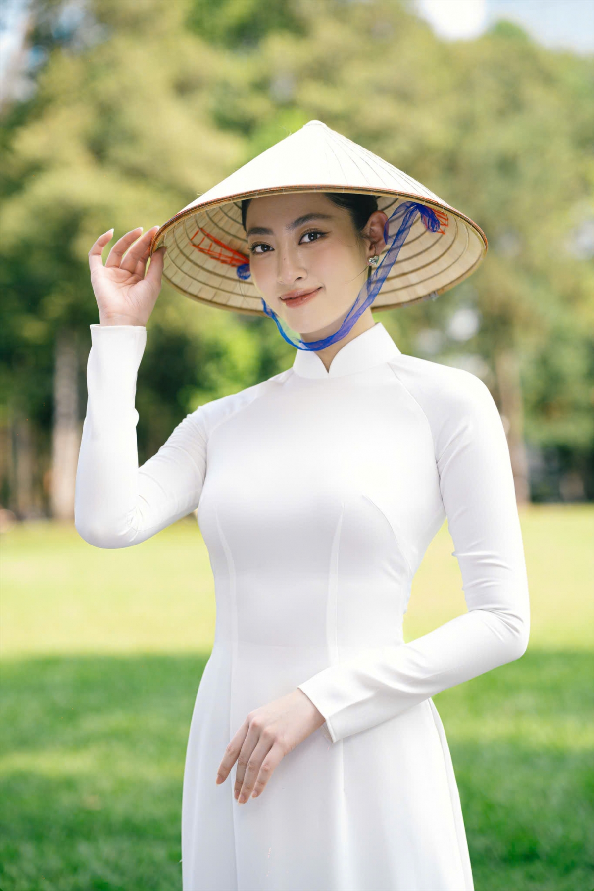 Sự xuất hiện của Lương Thùy Linh trong bối cảnh tại Dinh Độc Lập, với áo dài trắng và áo bà ba, là sự giao thoa giữa quá khứ và hiện tại. Nàng hậu không chỉ thể hiện lòng tri ân, mà còn kêu gọi giới trẻ hãy hiểu và tự hào về lịch sử vẻ vang của đất nước.