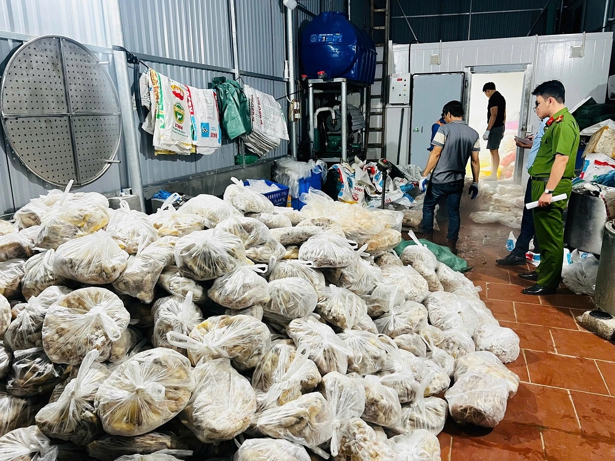 Mỗi ngày, các kho đông lạnh này đều cung ứng ra thị trường hàng trăm kg thịt, nội tạng bò.