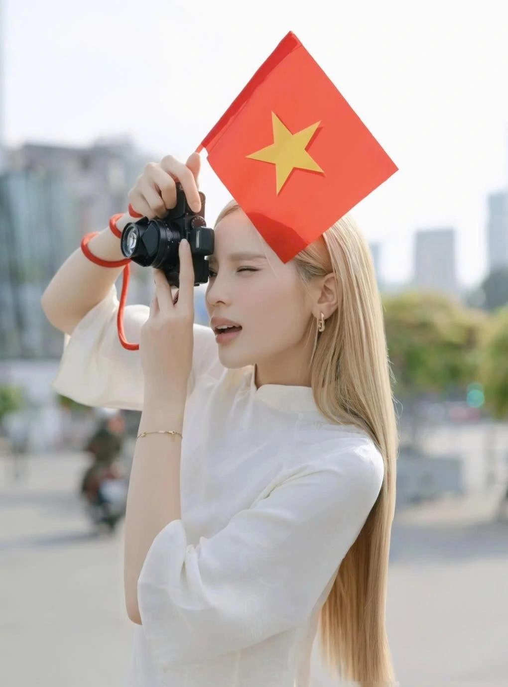 Hoa hậu Kỳ Duyên bày tỏ nỗi buồn bản thân, gửi lời nhắn nhủ đến người hâm mộ về việc mặc áo Đoàn đeo khăn quàng đỏ đang gây tranh luận. Khi hình ảnh, video gây tranh cãi, hoa hậu "rất buồn vì sự việc không đáng có" và tháo gỡ toàn bộ nội dung khỏi các nền tảng xã hội của mình.