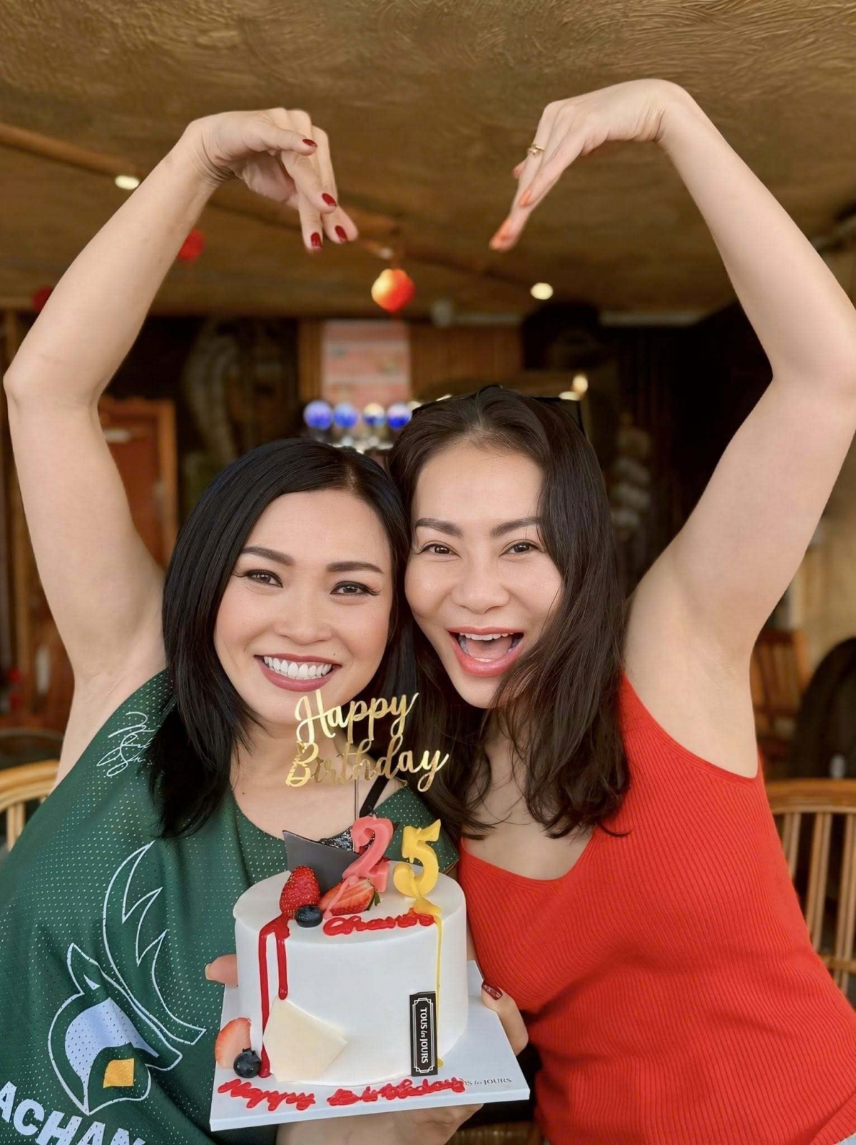 Thu Minh mua bánh kem tặng Phương Thanh nhân ngày sinh nhật.