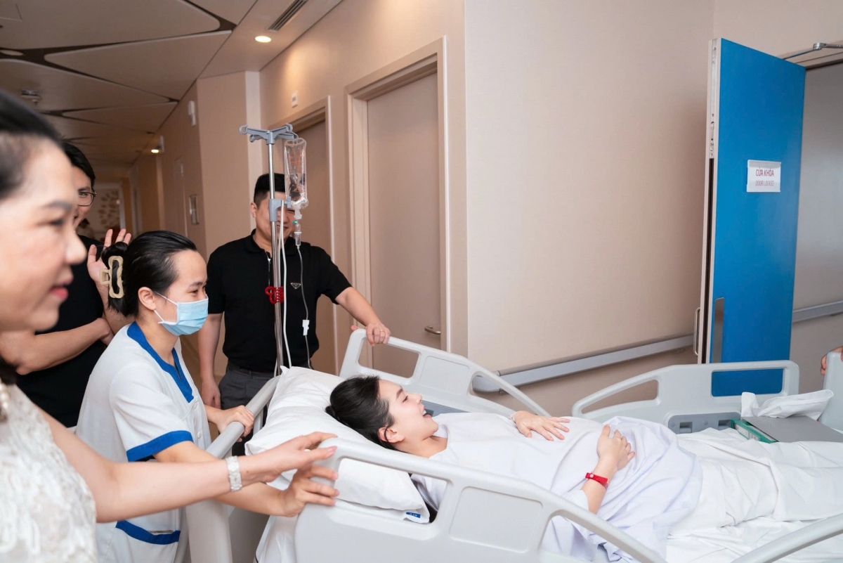 MC Mai Ngọc cho biết giây phút trước khi vào phòng sinh mổ cách đây một tuần, cô “cảm xúc lẫn lộn, chực trào nước mắt”.