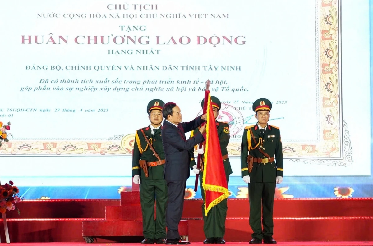 Thừa ủy quyền của Chủ tịch nước, ông Trần Lưu Quang, Bí thư Trung ương Đảng, Trưởng Ban Chính sách, chiến lược Trung ương trao Huân chương Lao động hạng Nhất cho Đảng bộ, chính quyền và nhân dân tỉnh Tây Ninh