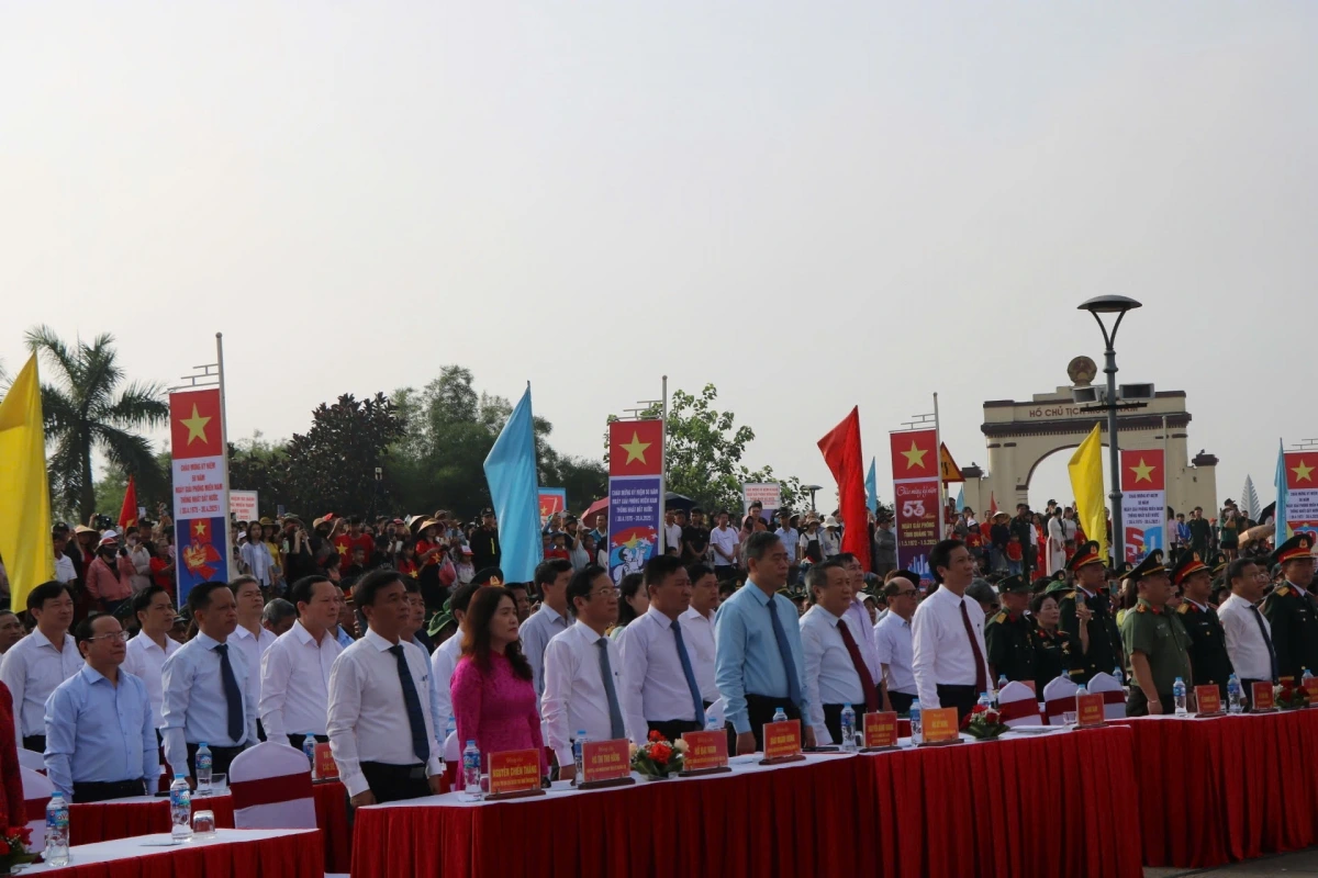 Lãnh đạo và nhân dân tỉnh Quảng Trị dự Lễ Thượng cờ “Thống nhất non sông”