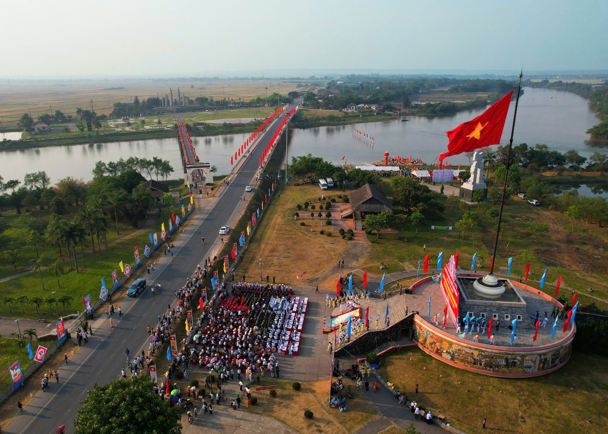 Sáng nay (30/4), hàng ngàn người dân, cựu chiến binh, du khách cùng lãnh đạo tỉnh Quảng Trị đã hội tụ về đây, chứng kiến thời khắc thiêng liêng – nhắc nhớ một thời hoa lửa, tôn vinh những hy sinh bất tử và khơi dậy niềm tự hào dân tộc.