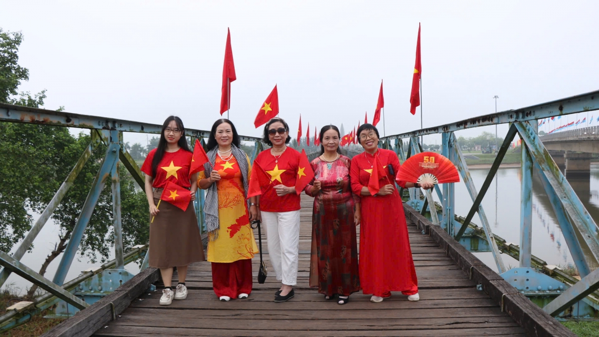 Người dân hân hoan chụp ảnh trên cây cầu Hiền Lương lịch sử.