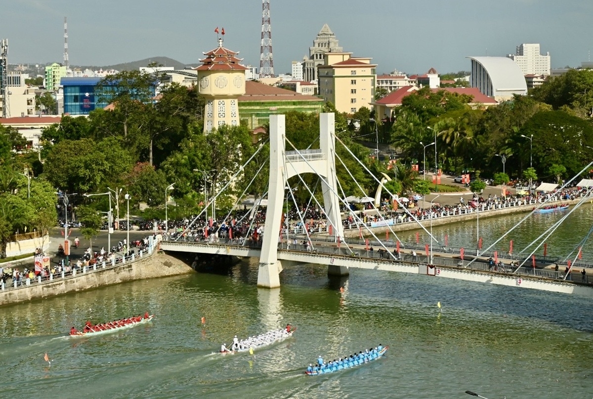 Giải đua thuyền trên sông Cà Ty chào mừng năm mới 2025. (Ảnh: Đình Hòa)