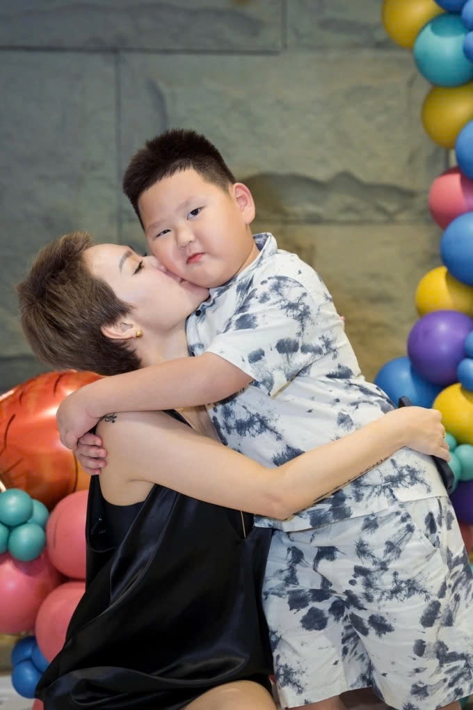 Trà My Idol mừng con trai Gia Hưng 6 tuổi. Ca sĩ tâm sự: "Cảm ơn ông trời gửi cục đáng yêu nhất trần đời đến cho mẹ. Con mang đến cuộc sống của mẹ năng lượng tích cực và đầy màu sắc". 