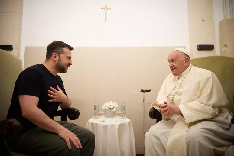 Tổng thống Ukraine Volodymyr Zelensky và Giáo hoàng Francis trong một cuộc gặp. Ảnh: EPA.