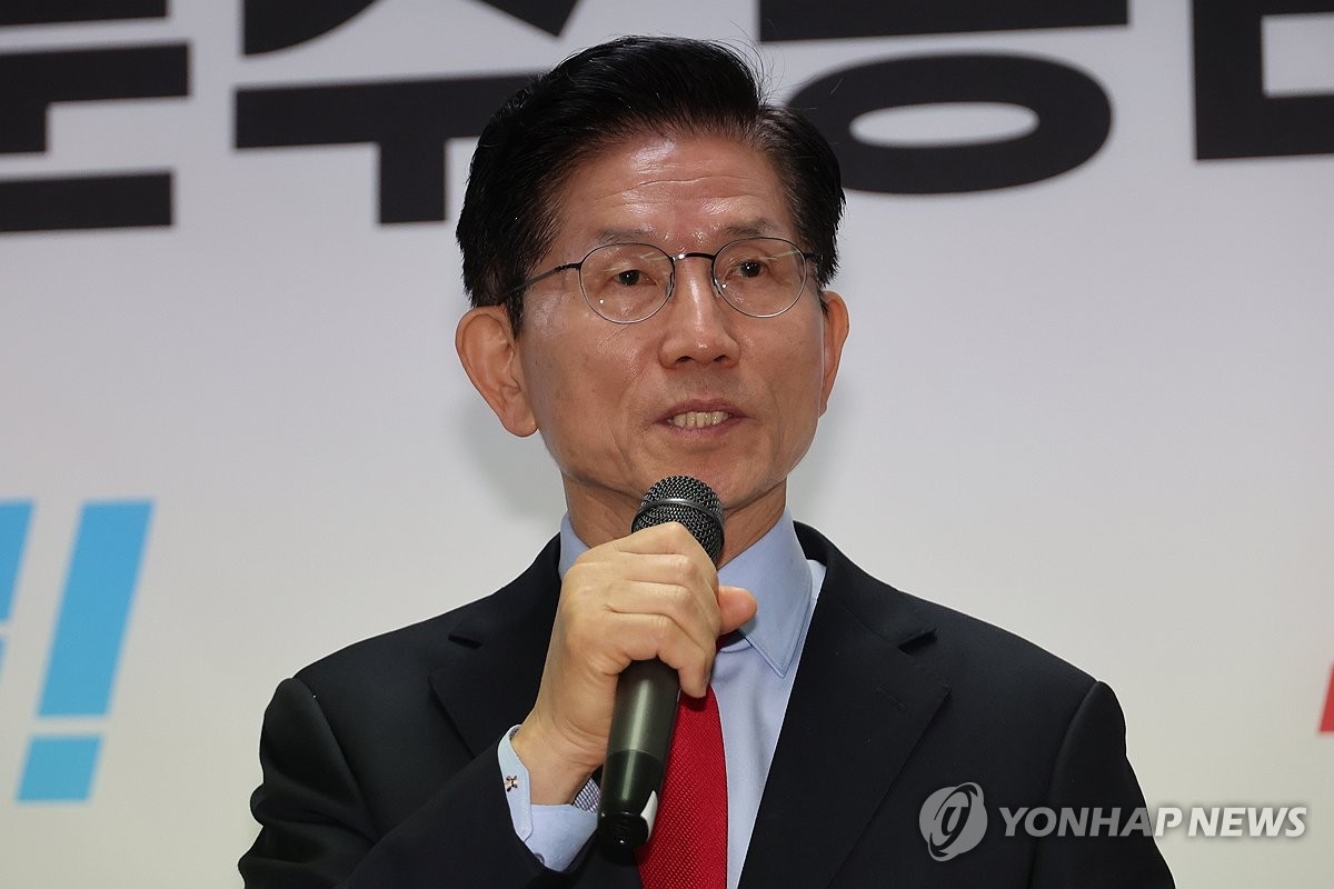 Ứng cử viên Kim Moon Soo vừa bị xóa tư cách tranh cử Tổng thống Hàn Quốc. Ảnh: Yonhap News