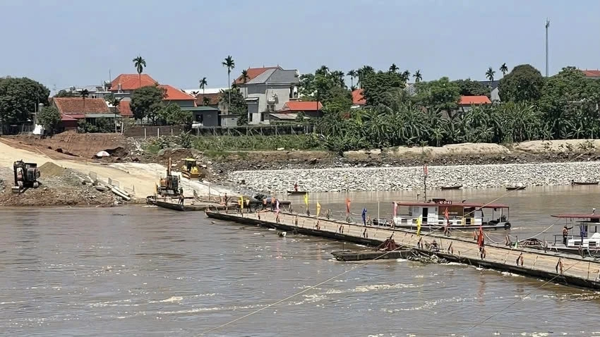 Ngày 12/5, do nước sông Hồng dâng cao và lưu tốc dòng chảy mạnh, Lữ đoàn Công Binh tạm dừng hoạt động cầu phao Phong Châu để lắp thêm đốt cầu và vớt rác. Đến khoảng 19h30 cùng ngày, cầu tiếp tục dừng khoảng 30 phút để vớt lượng rác lớn bị dồn về từ thượng nguồn. Sau khi xử lý rác trôi dạt, cầu phao sẽ hoạt động bình thường đến 21h như mọi ngày.