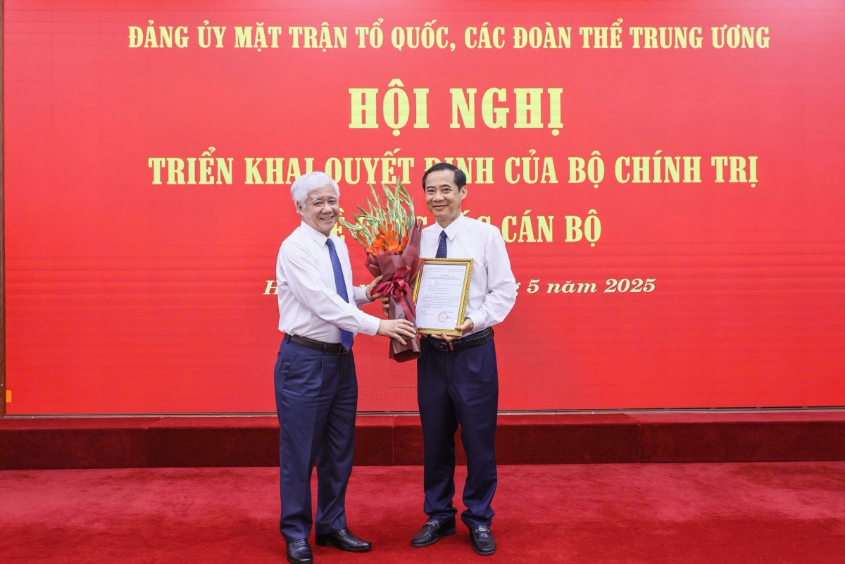 Ông Đỗ Văn Chiến - Bí thư Đảng ủy Mặt trận Tổ quốc, các đoàn thể Trung ương, Chủ tịch Ủy ban Trung ương Mặt trận Tổ quốc Việt Nam trao quyết định và tặng hoa chúc mừng ông Nguyễn Thái Học. ảnh: Quang Vinh
