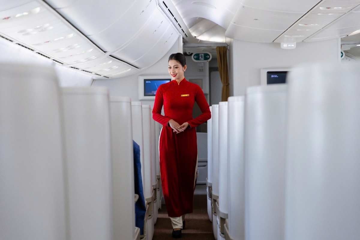Trên các chuyến bay đặc biệt, hành khách được thưởng thức phần trình diễn bộ sưu tập đồng phục tiếp viên Vietnam Airlines từ những năm 1975 đến nay và nhận các phần quà đặc biệt thay lời tri ân vì đã đồng hành cùng hãng suốt 30 năm qua.