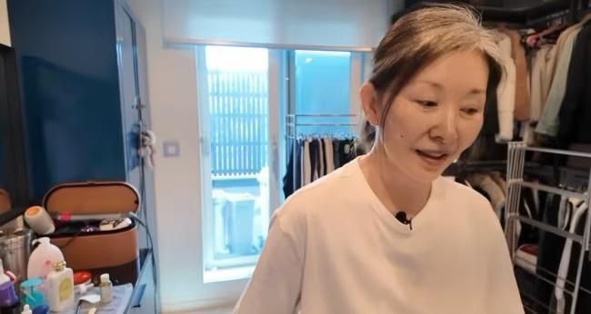 Diễn viên Lee Mi-sook xuất hiện trên kênh YouTube cá nhân.