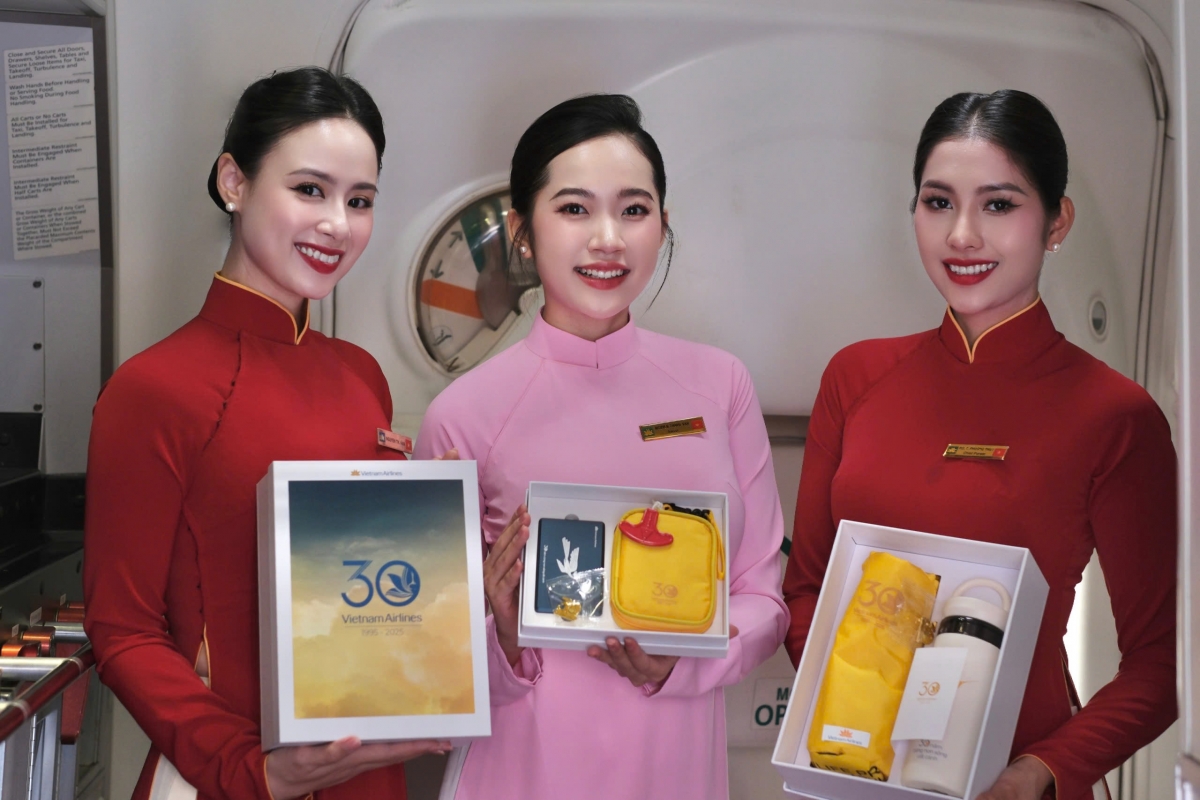 Năm 2000, chiếc áo dài đỏ nhung nổi bật cùng đường viền màu vàng trên cổ áo của hãng mang đến ấn tượng mạnh với hành khách trong nước và quốc tế. Năm 2010, Vietnam Airlines tự hào khi mẫu trang phục áo dài đỏ lọt Top 10 trang phục hàng không đẹp nhất thế giới.