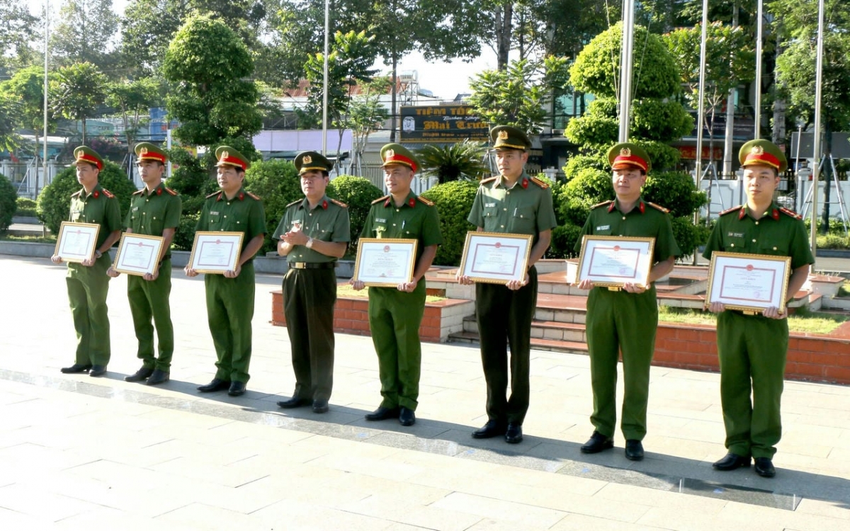 Các tập thể, cá nhân nhận bằng khen, giấy khen có thành tích xuất sắc trong chuyên án