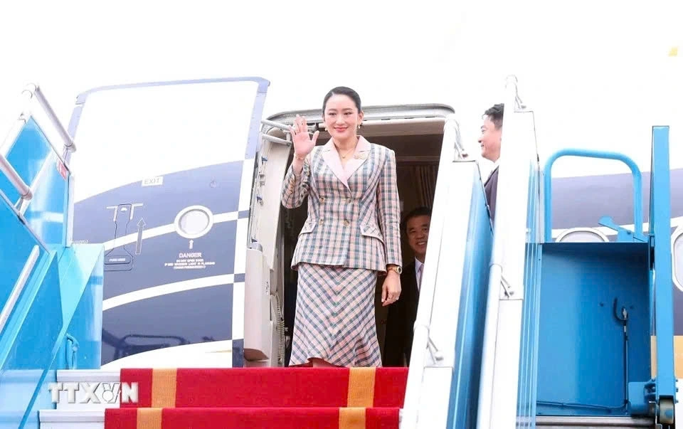Thai Prime Minister Paetongtarn Shinawatra arrives in Hanoi on May 15 morning, beginning a series of key activities in Vietnam. This is her first visit to Vietnam since taking office in August 2024, and also the first visit by a Thai Prime Minister to Vietnam since 2014. (Photo: VNA)