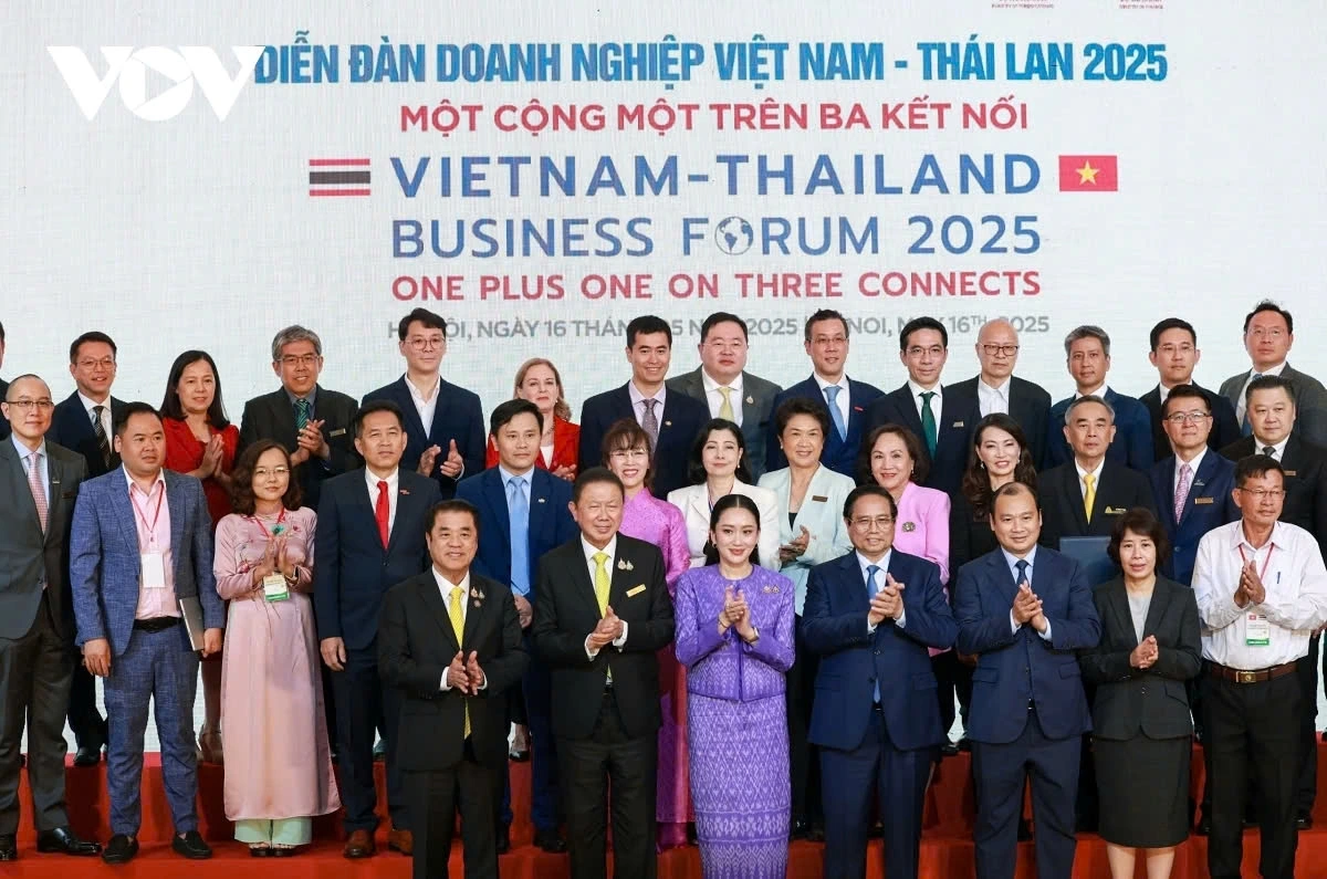 Co-chairing the Vietnam - Thailand Business Forum, the two PMs stress that the two countries will focus on connecting supply chains and promoting cooperation in trade, investment, and tourism.
