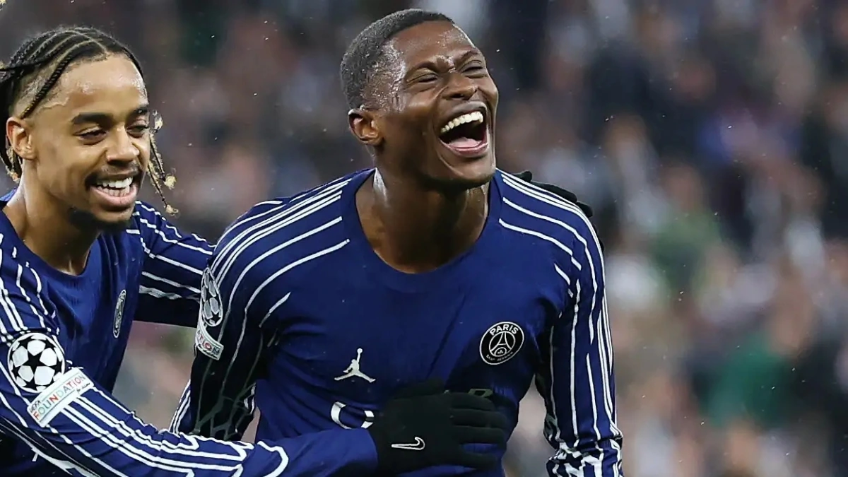 10. Nuno Mendes (Paris Saint-Germain)
Thành tích mùa giải 2024/2025 |  6 bàn, 10 kiến tạo, 11 trận giữ sạch lưới. Vô địch Ligue 1 &amp; Siêu cúp Pháp. Phong độ ấn tượng tại Champions League đã giúp Nuno Mendes vươn lên tầm ngôi sao toàn cầu. Anh chơi nổi bật trước Salah, ghi bàn ở cả hai lượt trận tứ kết gặp Aston Villa và kiến tạo bàn duy nhất vào lưới Arsenal tại bán kết lượt đi.