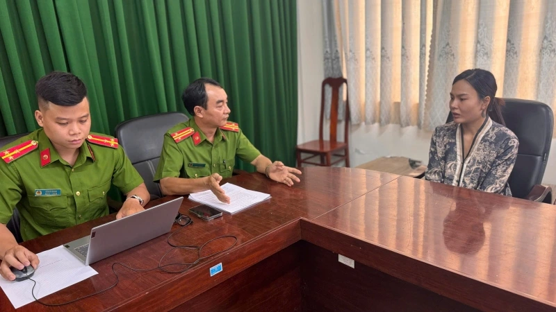 Cán bộ Công an làm việc với Nguyễn Thị Kim Hoa.