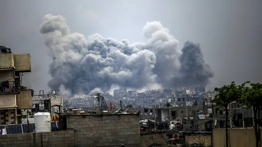 Khói bốc lên sau cuộc tấn công của Israel vào khu phố Tel al Zaatar ở Gaza vào ngày 15/5/2025. Ảnh: Anadolu.
